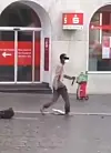 Der 24-Jährige griff im und außerhalb des Kaufhauses Menschen an.