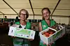 Die beiden Staffellaufhelferinnen Christin (40, l.) und Johanna geben die Picknick-Körbe für die Läuferinnen und Läufer raus.