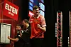 Darts-Profi Niko Springer jubelt auf der Bühne
