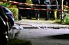 Auf dem Bürgersteig ist Blut zu sehen, der Tatort ist abgesperrt