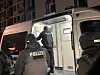 Unter anderem stiegen die Beamten aus Mannschaftsbussen. Auch zivile Fahrzeuge waren im Einsatz.