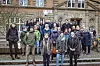 Studenten und Professoren stehen vor dem „Pferdestall“.