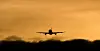 Ein Flugzeug startet vom Hamburg Airport.