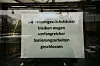 Ein Schild zeigt, dass die Gewächshäuser saniert werden sollen – doch es passiert nichts.