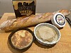 Veganer Ofenkäse und ein Baguette.