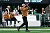 Jets-Quarterback Rodgers wirft Pässe vor dem Spiel gegen die Chargers