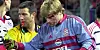 Oliver Kahn (r.) zeigt Schiri Uwe Kemmling den Golfball, mit dem er getroffen wurde. Sein Gesicht ist blutüberströmt.
