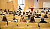 Studenten verfolgen am 09.11.2016 im Helmut Schmidt-Auditorium der Bucerius Law School in Hamburg eine Vorlesung.
