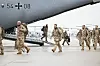 Soldaten verlassen nach der Landung ein Transportflugzeug vom Typ Airbus A400M der Luftwaffe auf dem Gelände vom Fliegerhorst Wunstorf.