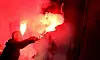 Fans bei Holstein Kiel gegen den HSV zünden Pyro