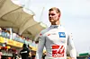 Mick Schumacher blickt vor dem Rennen in Sao Paulo in die Ferne.