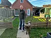 Axel Fricke hält seinen Jagdhund an der Kette.
