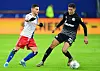 HSV-Kapitän Tim Leibold im Zweikampf mit Schalkes Amine Harit