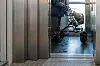 Im Fahrstuhl eines Pflegeheims (Symbolbild) wurde die 91-Jährige attackiert.