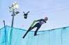 Skispringer Severin Freund liegt in der Luft