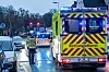 Rettungskräfte sind unweit eines Wohnhauses in Menden im Einsatz, nachdem dort Kinder in einem verwahrlosten Zustand aufgefunden wurden.