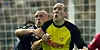 Jan Koller (r.) trug 2001 im Zweikampf mit St. Paulis Holger Stanislawski das eigenproduzierte „Goool“-Trikot der Dortmunder