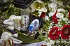 Inmitten von Blumen steht ein Foto von Miroslaw Grudzinski, dem Hot Dog-Mann vom Kiez, den alle nur Mirek nannten, auf dem Grab.