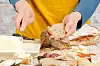 Eine Frau schmiert ein Butterbrot