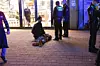 Der Mann wird von Polizisten festgenommen.