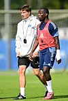Merlin Polzin spricht auf dem Trainingsplatz mit Jean-Luc Dompé