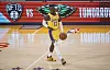 Dennis Schröder prellt einen Basketball