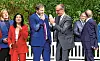 Friedrich Merz (CDU) und Lars Klingbeil (SPD) unterhalten sich, umgeben von anderen Mitgliedern der Bundesregierung.