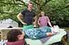 Bei den beiden Masseur:innen Florian (43) und Brit (46) von „elbrücken“ können es sich die Läufer:innen gut gehen lassen – vor und nach dem Staffellauf.