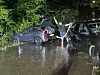 Das Auto wurde aus dem Graben gezogen, nachdem das Wasser abgepumpt war.