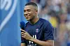 Kylian Mbappe mit Mikrofon