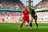 Klara Bühl im Zweikampf um den Ball mit Jule Brand