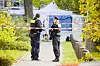 Polizisten zwischen Absperrbändern am Tatort in Berlin-Köpenick, hier wurde eine 55-Jährige getötet.