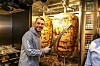 Fußballstar Lukas Podolski gut gelaunt an einem Dönerspieß (Archivfoto)