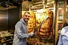 Fußballstar Lukas Podolski gut gelaunt an einem Dönerspieß (Archivfoto)