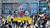 Auf der Ukraine-Demo in Hamburg steht Putin auf einem Plakat neben Hitler und Stalin.