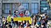 Auf der Ukraine-Demo in Hamburg steht Putin auf einem Plakat neben Hitler und Stalin.
