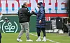 Heidenheims Frank Schmidt und Leipzigs Marco Rose klatschen miteinander ab.