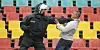 Ein Bild aus dem Jahr 2011: Ein Polizist packt einen offenbar gewaltbereiten Fan vom BFC Dynamo am Hals. Der Anhänger soll zuvor versucht haben, in den Block des 1. FC Kaiserslautern zu stürmen.