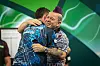 Luke Humphries umarmt Peter Wright