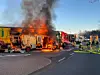 Der Sattelzug und der Transporter auf dem Rastplatz stehen komplett in Flammen.