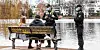 Winter in Hamburg: Polizisten sprechen an der Alster ein Paar an, weil beide keinen Mund-Nasen-Schutz tragen. Weit und breit ist niemand sonst zugegen.
