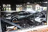 Vor Ort steht eine etwa 15x8 Meter große Halle bereits in Vollbrand. In dem Gebäude befinden sich mehrere wertvolle Oldtimer und Spezialwerkzeug.