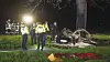 Polizisten stehen neben dem ausgebrannten Porsche.