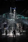 Ein schwindelerregender Stuhl-Stapel auf dem Eis? Das fällt auch nur dem Cirque du Soleil ein.