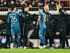 St. Pauli-Trainer Fabian Hürzeler spricht mit seinen Spielern an der Seitenlinie