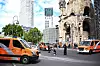 Rettungswagen vor der Berliner Gedächtniskirche. In der Nähe fuhr ein Autofahrer in eine Menschenmenge, tötete eine Person und verletzte mehrere weitere.