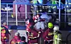 Retter von Feuerwehr und DLRG holen den Verletzten von Bord des Kreuzfahrtschiffs der Aida-Flotte.