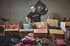 Hier wird gesammelt, sortiert und verpackt: Christian Großeholz (58) sitzt mit seinem Verein „Hamburger Hilfskonvoi“ im Zentrum für Soziallogistik an der Schnackenburgallee.