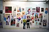 Eine Wand mit zahlreichen Kunstwerken