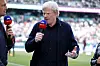 Oliver Kahn gestikuliert am Sky-Mikrofon im Weserstadion